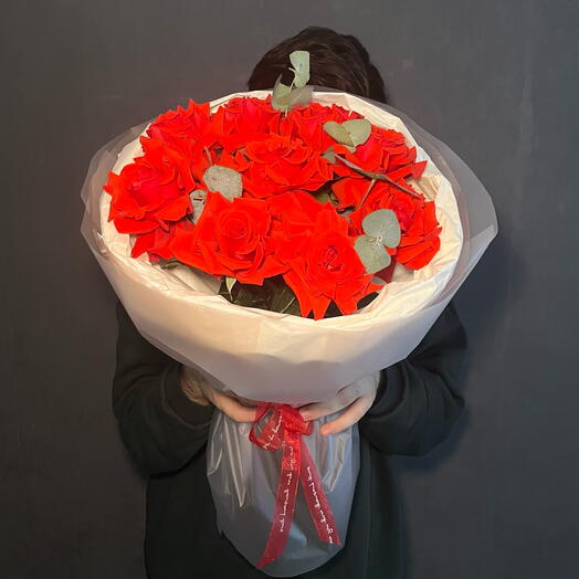 Красные ажурные  розы Нина с эвкалиптом