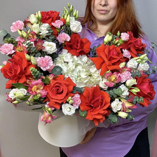 Шикарная коробка с алыми французскими розами, эустомой и гортензией
