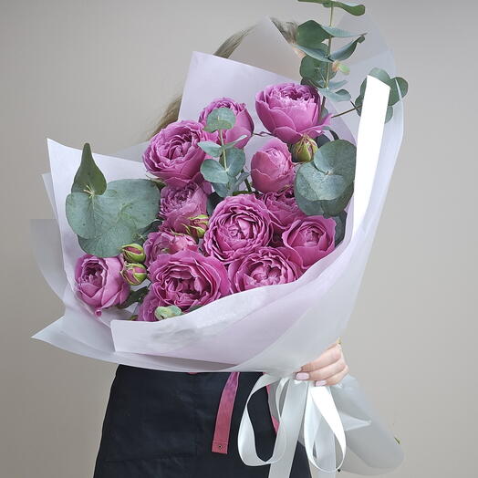 Ramo de rosas de peonía arbustiva y eucalipto