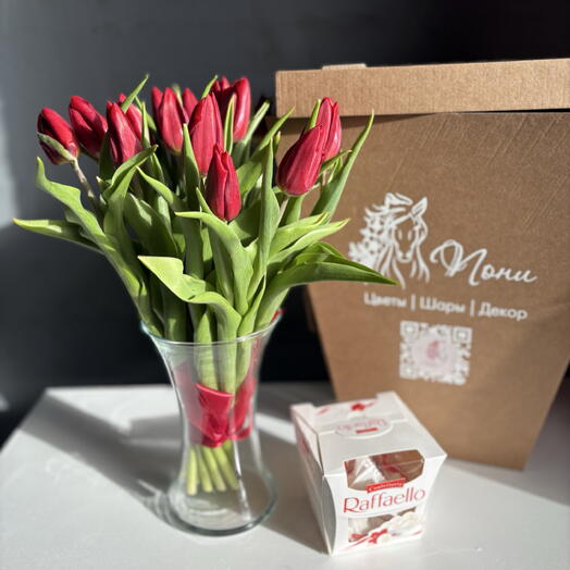Подарочный набор с бархатными тюльпанами (Тюльпаны, ваза, конфеты)