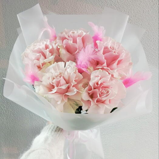 Букет из 5 нежно-розовых французских роз с перьями 🌸