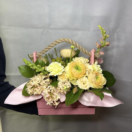 Корзина с цветами и ранункулюсами