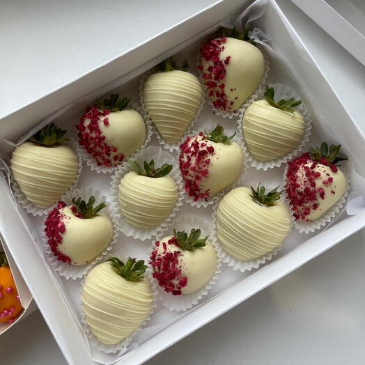 Клубника в шоколаде белый 12 шт