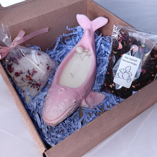 Подарочный набор на 8 марта: свеча кит, чай, соль для ванны
