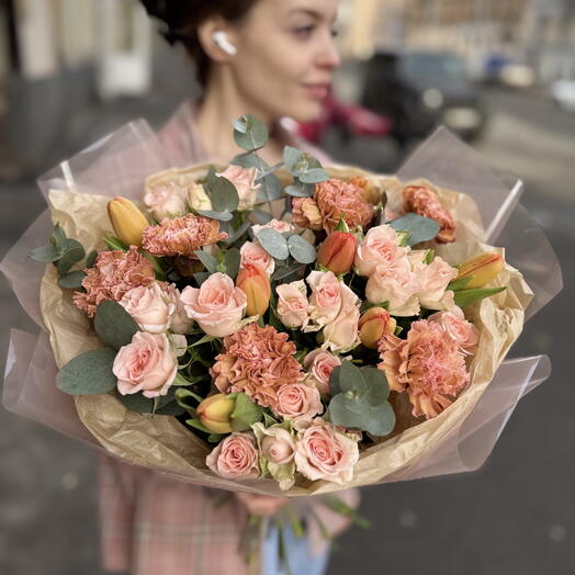 Букет с кофейными диантусами,тюльпанами и кустовыми розами