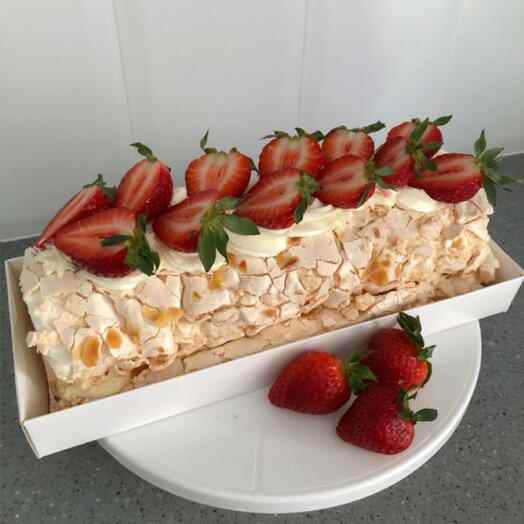 Меренговый рулет с декором из клубники