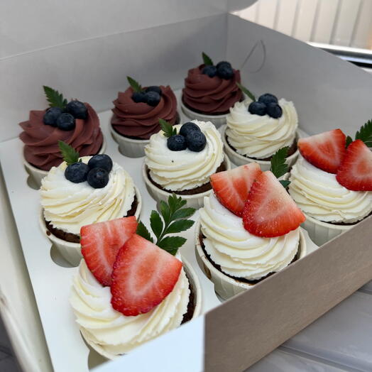 Cupcakes with berries