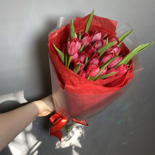 Страстный Букет из 35 Красных Тюльпанов