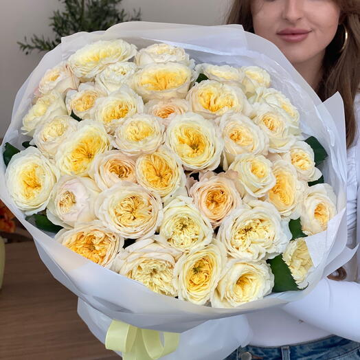 35 сливочных пионовидных роз