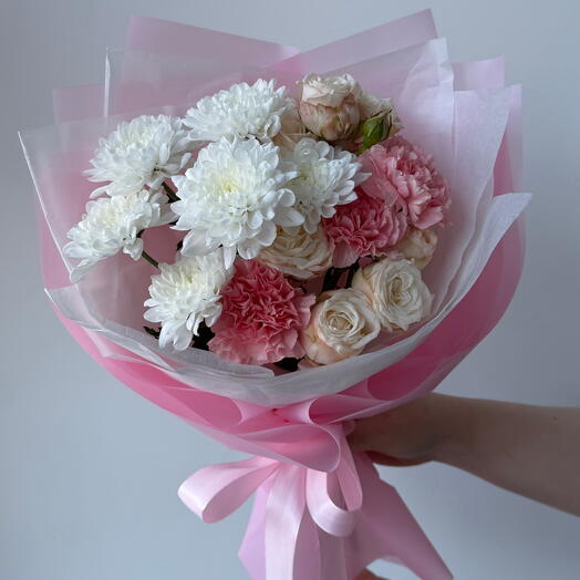 Signature bouquet with a peony-shaped rose and dianthus "Joy"