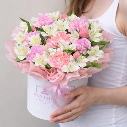 Цветы в коробке-букет из диантусов и альстромерий 🌸