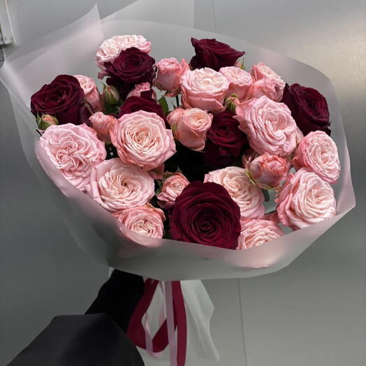 Кустовые розы с красными 🌹