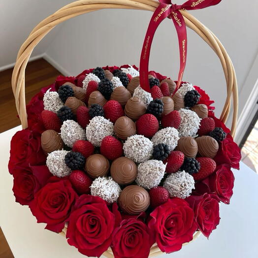 Корзина с клубникой и розами «luxury»