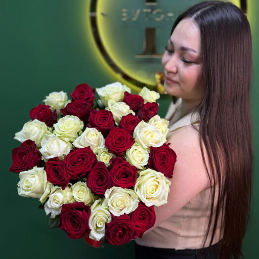 Микс из 35 красных и белых роз
