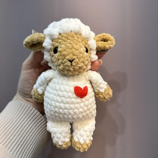 Вязанная игрушка овечка