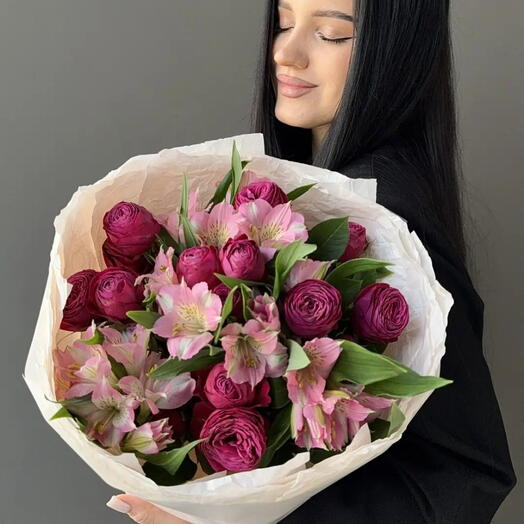Букет пионовидных кустовых роз и альстромерии
