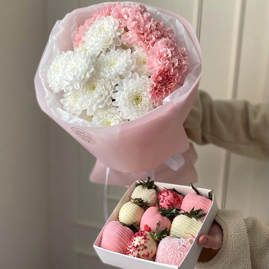 Комбо набор из свежих цветов и клубники в шоколаде «Нежность» 🌸