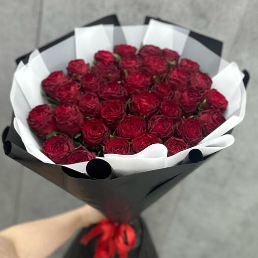 35 бордовая роза в черном упаковке