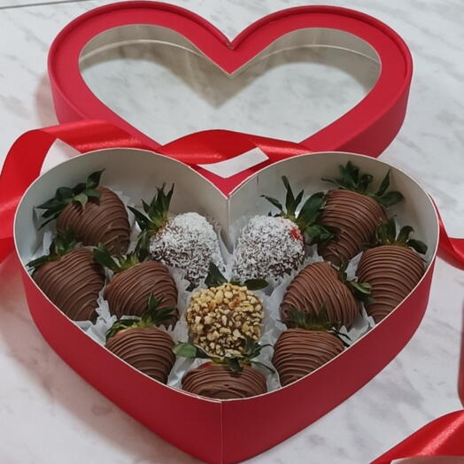 Клубника в шоколаде красное сердце 12 шт