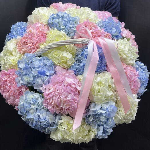 Корзина из белых, голубых, розовых гортензий
