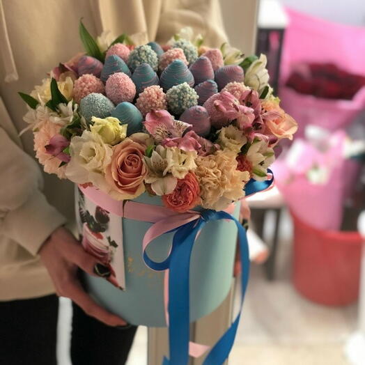 Бокс с цветами и клубникой в шоколаде М