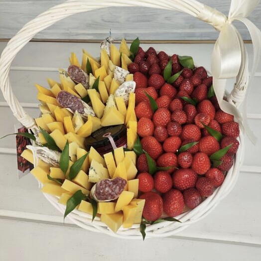 Подарочная корзина с сырами и клубникой