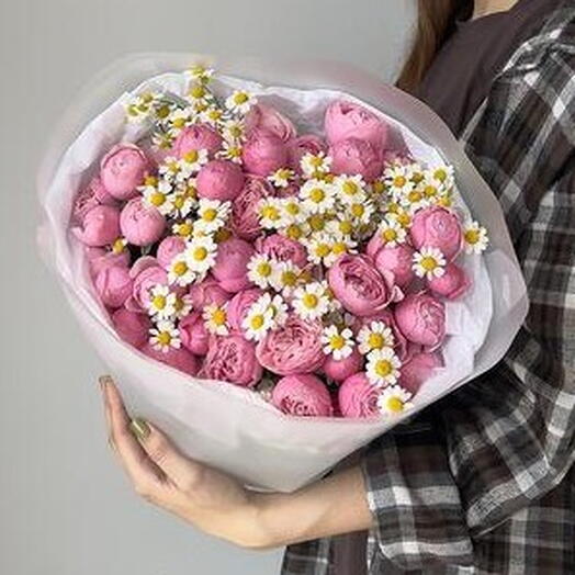 Букет из кустовых пион. роз с ромашкой