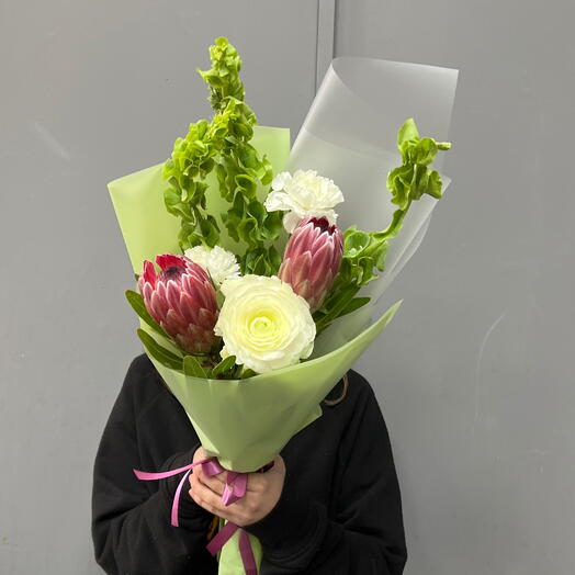 Экзотический букет: Протея, гвоздика, молюцелла