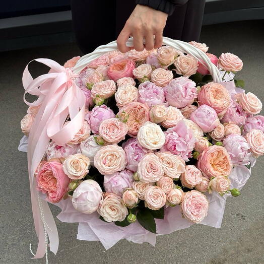 Пионовидная корзинка из пионов, роз и кустовых роз 🌸🩷