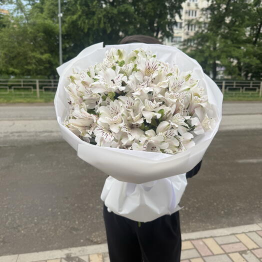 Букет из белых альстромерий