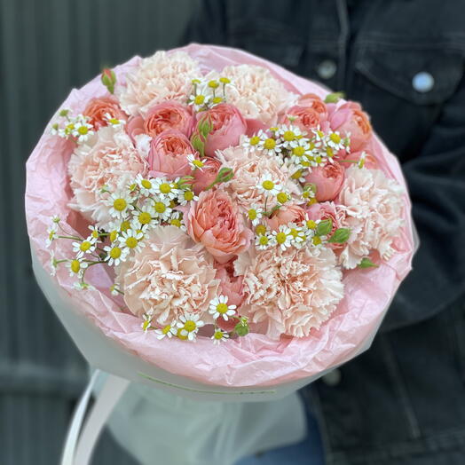 Очаровательный букет из ярких кустовых роз и нежных диантусов (354)