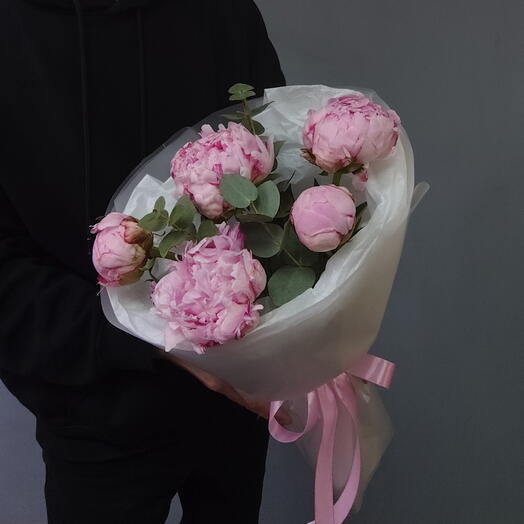 Пионы | Букет из розовых пионов Сара Бернар и эвкалипта в воздушном оформлении