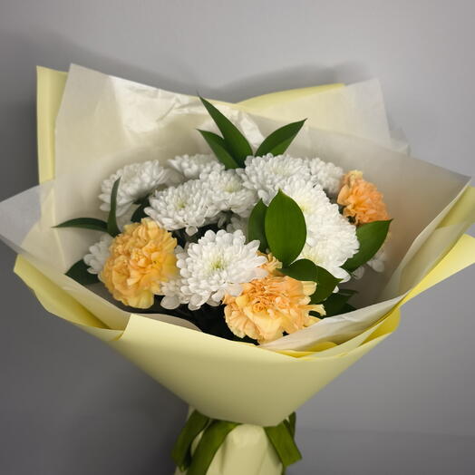 Букет с жёлтым диантсусом, хризантемой и зеленью