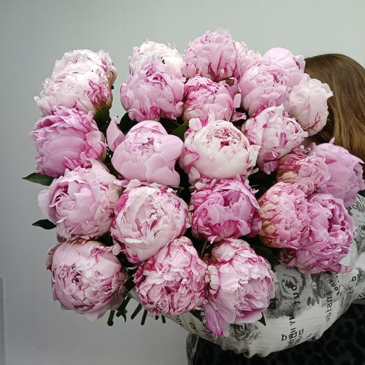 Букет из 25 ароматных пионов peony