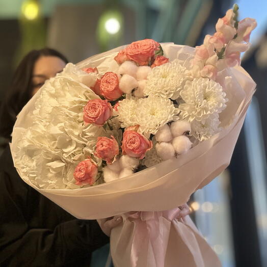 Нежный букет с гортензией и пионовидными розами🌸