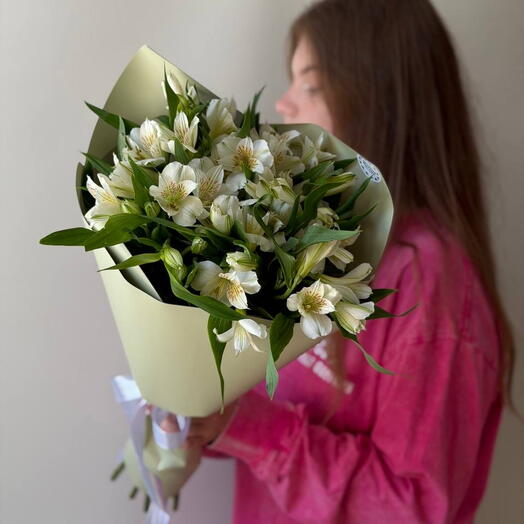 Букет из 7 белых альстромерий