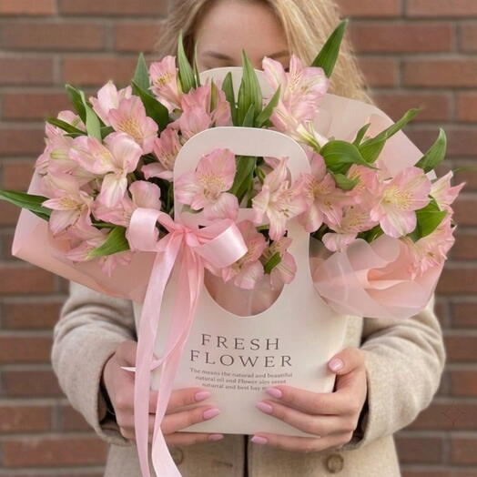 Нежная сумочка из розовой альстромерии🌸