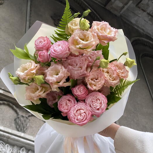 Morning roses, букет с кустовыми розами и эустомой