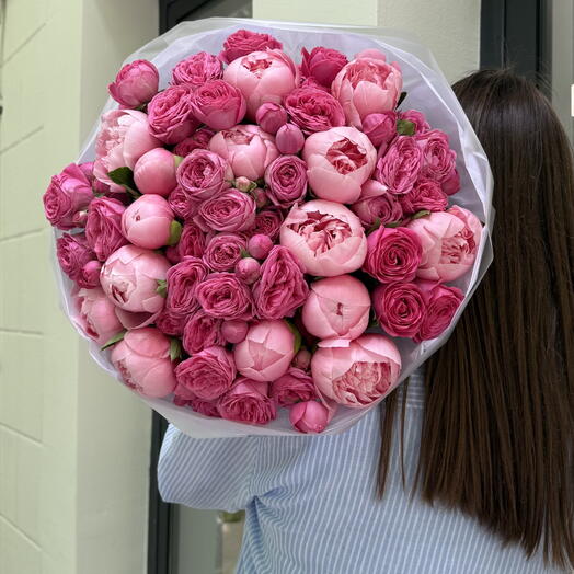 Jissele with holland peonies
