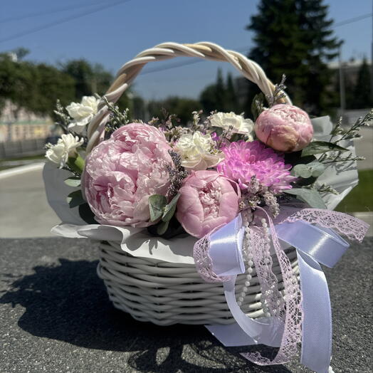 Корзина с пионами и лимониумом