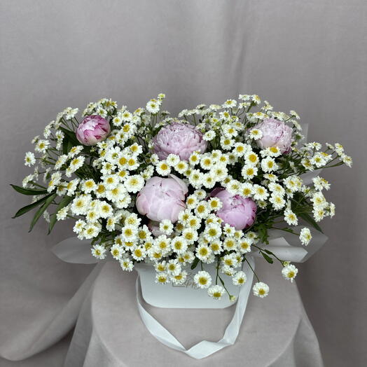 Пионы с ромашками в стильной коробке🎀🌸