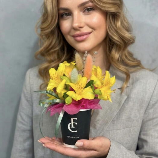 Цветы в стаканчике с лавандой и лагурусом