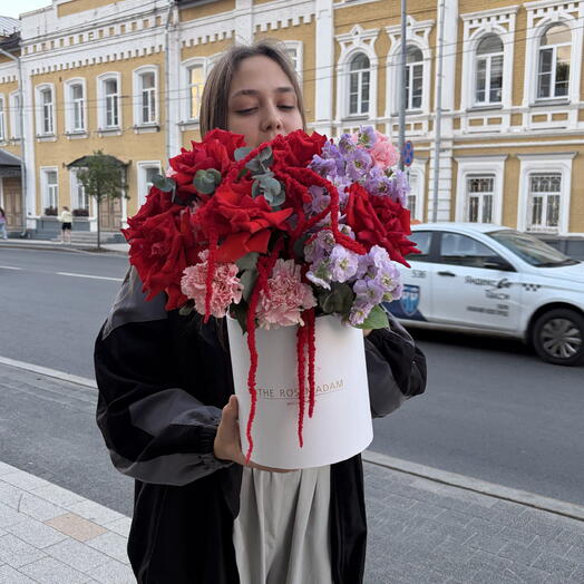 Яркая коробочка со стойкими розами и ароматной маттиола