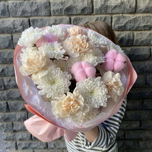 Букет «Нежность» из хризантем и диантусов с хлопком