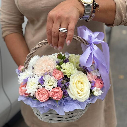 Корзина из кустовых роз, диантусов, хризантем 🌸