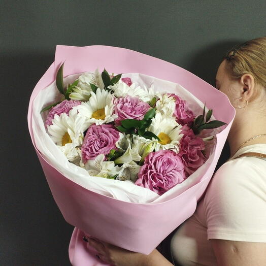 Нежный букет роз и ромашек💞