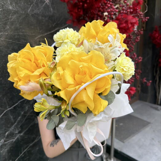 Композиция с яркими цветами 💛🌿