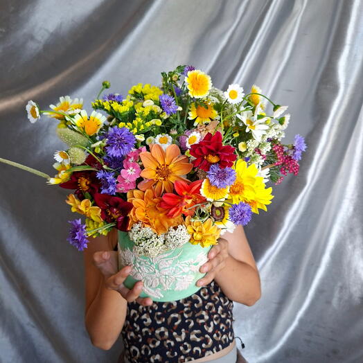 Композиция с хризантемами и георгинами кашпо, цветы маме