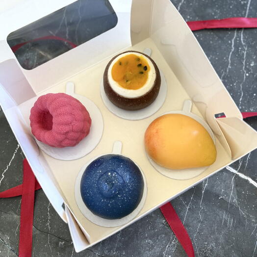 Корпусные пирожные кокос, манго, черника, малина
