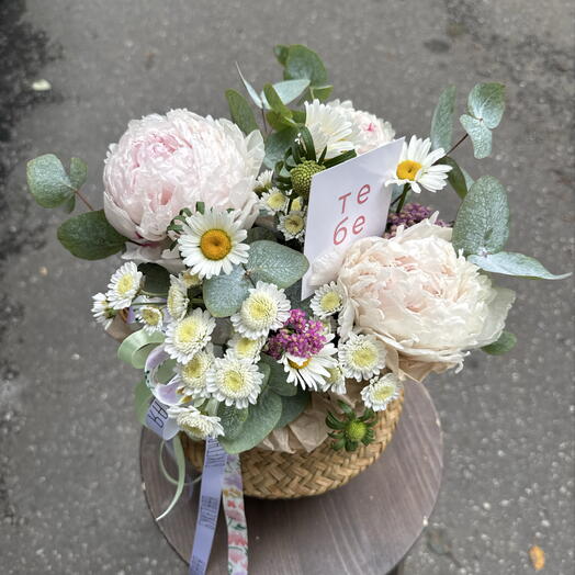 Летняя корзина с пионами